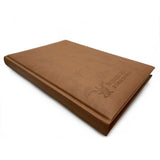 Libreta ejecutiva color café modelo Tucson con 256 páginas a raya, encuadernación cosido, pegado y listón separador.